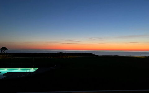 Birgitta - 150M from the Sea: Cielo, Azul, Horizonte, Oscuridad, Resplandor Crepuscular, Puesta De Sol, Noche, Amanecer, Mañana En Red Sky, Naranja