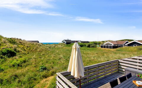 Tulir - 300M from the Sea: Casa, Techo, Casa, Puerta, Cabaña, Sombra, Jardín, Cobertura Del Suelo, Porche, Yarda