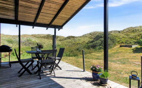 Tulir - 300M from the Sea: Casa, Techo, Casa, Puerta, Cabaña, Sombra, Jardín, Cobertura Del Suelo, Porche, Yarda