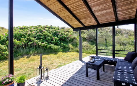 Tulir - 300M from the Sea: Casa, Techo, Casa, Puerta, Cabaña, Sombra, Jardín, Cobertura Del Suelo, Porche, Yarda