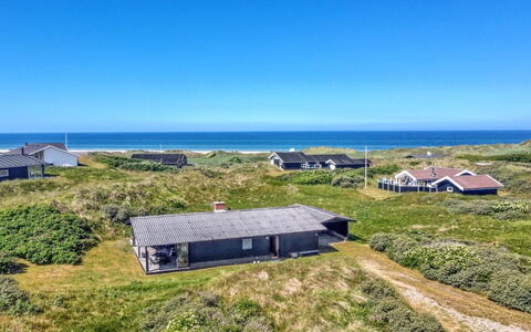 Tulir - 300M from the Sea: Casa, Techo, Casa, Puerta, Cabaña, Sombra, Jardín, Cobertura Del Suelo, Porche, Yarda