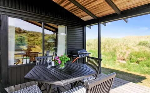 Tulir - 300M from the Sea: Casa, Techo, Casa, Puerta, Cabaña, Sombra, Jardín, Cobertura Del Suelo, Porche, Yarda