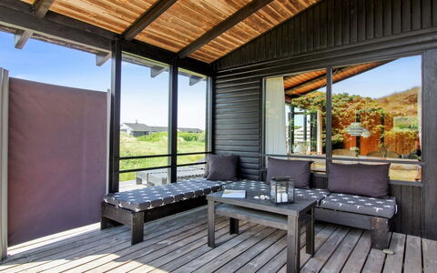 Tulir - 300M from the Sea: Casa, Techo, Casa, Puerta, Cabaña, Sombra, Jardín, Cobertura Del Suelo, Porche, Yarda