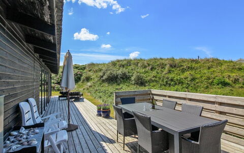 Tulir - 300M from the Sea: Casa, Techo, Casa, Puerta, Cabaña, Sombra, Jardín, Cobertura Del Suelo, Porche, Yarda