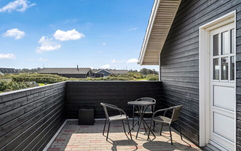 Freya - 200M from the Sea: Techo, Casa, Barrio Residencial, Casa, Inmuebles, Cabaña, Diseño