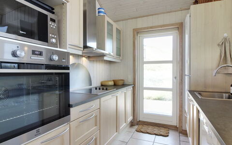 Åmunde - 150M from the Sea: Cocina, Aparato De Cocina, Mostrador, Gabinetes, Piso, Diseño De Interiores, Electrodoméstico, Mueble, Madera, Suelo