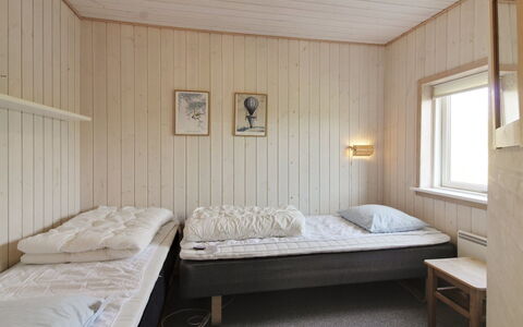 Åmunde - 150M from the Sea: Cama, Madera, Habitación, Suelo, Sábana, Piso, Diseño De Interiores, Lecho, Mueble, Techo