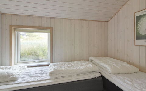 Åmunde - 150M from the Sea: Madera, Habitación, Sábana, Cama, Lecho, Suelo, Marco De La Cama, Techo, Madera Dura, Manchas De Madera