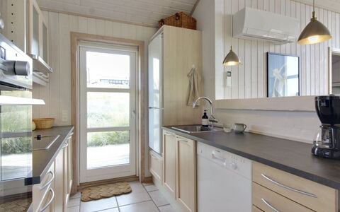 Åmunde - 150M from the Sea: Mostrador, Cocina, Diseño De Interiores, Piso, Gabinetes, Aparato De Cocina, Madera, Mueble, Suelo, Techo