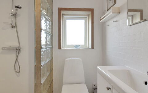 Åmunde - 150M from the Sea: Baño, Pared, Arreglo De Tubería, Piso, Diseño De Interiores, Asiento Del Baño, Baño, Suelo, Techo, Plomería