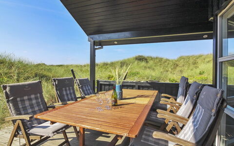 Åmunde - 150M from the Sea: Mueble, Mesa, Madera, Mueble Para Exteriores, Silla, Cocina Y Comedor Mesa, Mesa Al Aire Libre, Madera Dura, Porche, Cubierta