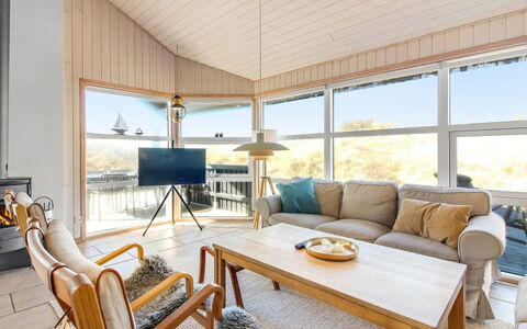 Åmunde - 150M from the Sea: Mueble, Diseño De Interiores, Piso, Suelo, Madera, Sofá, Techo, Sala, Habitación, Silla