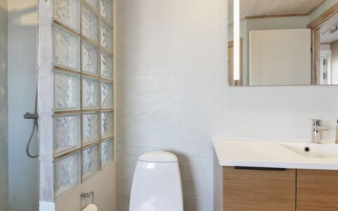 Åmunde - 150M from the Sea: Diseño De Interiores, Pared, Piso, Arreglo De Tubería, Suelo, Mueble De Baño, Lavabo Del Baño, Baño, Techo, Lavabo