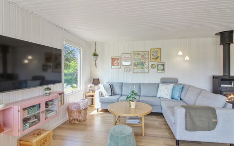 Herma - 300M from the Sea: Piso, Diseño De Interiores, Madera, Sofá, Mueble, Suelo, Sala, Techo, Habitación