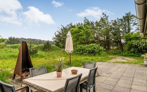Herma - 300M from the Sea: Mueble, Silla, Mesa, Mueble Para Exteriores, Mesa Al Aire Libre, Cocina Y Comedor Mesa, El Terreno Del Lote, Sombra, Jardín, Paisajismo