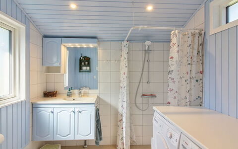 Herma - 300M from the Sea: Diseño De Interiores, Piso, Arreglo De Tubería, Techo, Suelo, Habitación, Grifo, Plomería, Baño, Lavabo