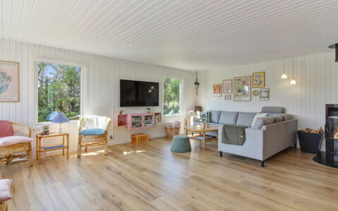 Herma - 300M from the Sea: Piso, Diseño De Interiores, Suelos De Madera, Madera, Techo, Suelo, Sala, Suelo Laminado, Casa, Mueble