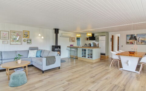 Herma - 300M from the Sea: Piso, Diseño De Interiores, Suelo, Madera, Techo, Mueble, Suelos De Madera, Sofá, Habitación, Sala