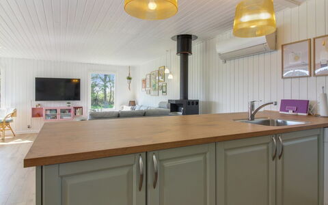 Herma - 300M from the Sea: Piso, Cocina, Mostrador, Diseño De Interiores, Mueble, Madera, Suelo, Gabinetes, Techo, Aparato De Cocina