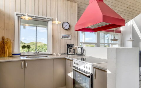 Anne - 100M from the Sea: Cocina, Diseño De Interiores, Piso, Aparato De Cocina, Mostrador, Mueble, Techo, Madera, Suelo, Lámpara