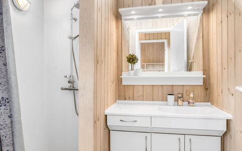 Anne - 100M from the Sea: Piso, Diseño De Interiores, Madera, Suelo, Arreglo De Tubería, Techo, Lavabo, Baño, Lavabo Del Baño, Mueble De Baño