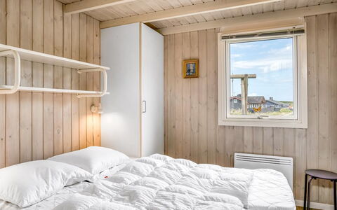 Anne - 100M from the Sea: Madera, Habitación, Cama, Sábana, Lecho, Marco De La Cama, Tablón, Madera Dura, Manchas De Madera, Linos