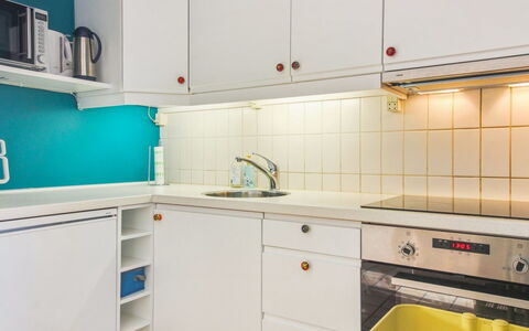 Kauko - 150M from the Sea: Cocina, Mostrador, Diseño De Interiores, Aparato De Cocina, Electrodoméstico, Piso, Gabinetes, Techo, Fregadero, Lavabo