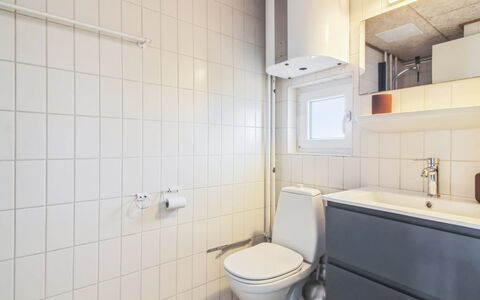 Kauko - 150M from the Sea: Arreglo De Tubería, Piso, Suelo, Lavabo, Diseño De Interiores, Plomería, Asiento Del Baño, Baño, Baño, Habitación
