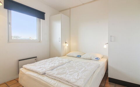 Kauko - 150M from the Sea: Habitación, Cama, Suelo, Diseño De Interiores, Techo, Piso, Sábana, Lecho, Marco De La Cama, Departamento
