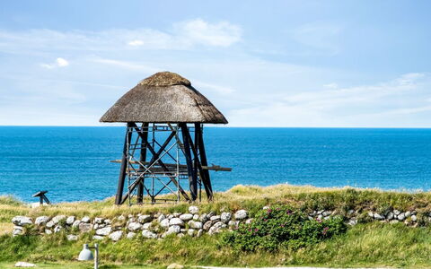 Alimpij - 150M from the Sea: Casa, Techo, Casa, Puerta, Cabaña, Sombra, Jardín, Cobertura Del Suelo, Porche, Yarda