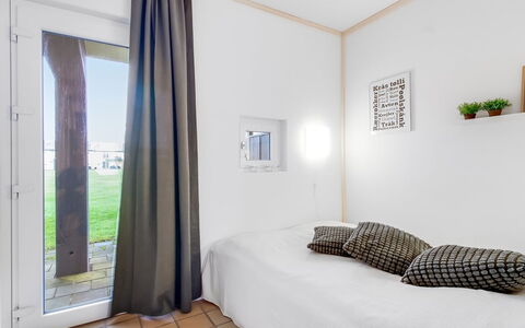 Solveg - 150M from the Sea: Diseño De Interiores, Pared, Suelo, Piso, Madera, Cama, Techo, Mueble, Habitación, Textil