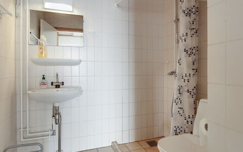 Tomte - 70M from the Sea: Arreglo De Tubería, Pared, Baño, Diseño De Interiores, Piso, Suelo, Lavabo Del Baño, Lavabo, Plomería, Baño