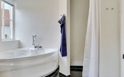 Adrian - 200M from the Sea: Piso, Baño, Suelo, Diseño De Interiores, Arreglo De Tubería, Bañera, Plomería, Loseta, Material Compuesto, Grifo