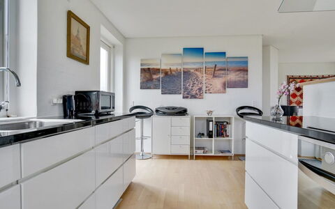 Adrian - 200M from the Sea: Cocina, Piso, Diseño De Interiores, Mostrador, Gabinetes, Madera, Aparato De Cocina, Suelo, Mueble, Casa