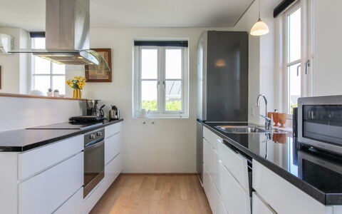 Adrian - 200M from the Sea: Cocina, Mostrador, Aparato De Cocina, Gabinetes, Piso, Diseño De Interiores, Madera, Suelo, Electrodoméstico, Mueble