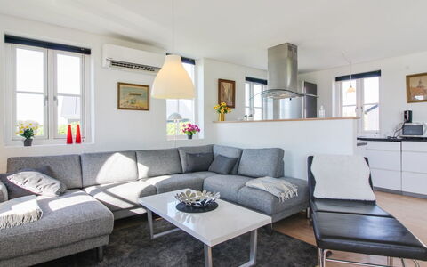 Adrian - 200M from the Sea: Mueble, Sofá, Diseño De Interiores, Piso, Sala, Suelo, Techo, Mesa, Casa, Habitación