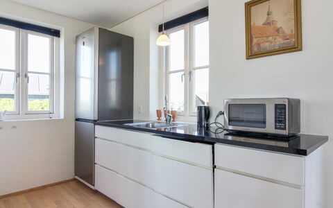 Adrian - 200M from the Sea: Cocina, Mostrador, Gabinetes, Piso, Aparato De Cocina, Madera, Diseño De Interiores, Suelo, Electrodoméstico, Electrodoméstico