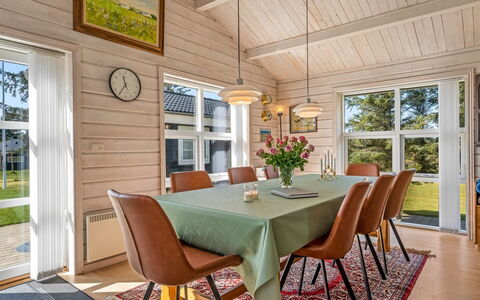 Mathy - 900M from the Sea: Madera, Diseño De Interiores, Piso, Techo, Mueble, Comedor, Cocina Y Comedor Mesa, Suelo, Casa, Suelos De Madera