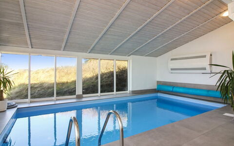 Judeth - 300M from the Sea: Mueble, Diseño De Interiores, Silla, Piso, Mesa, Recurso, Suelo, Techo, Habitación, Eco Hotel