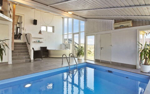 Judeth - 300M from the Sea: Mueble, Diseño De Interiores, Silla, Piso, Mesa, Recurso, Suelo, Techo, Habitación, Eco Hotel