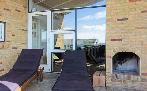 Judeth - 300M from the Sea: Mueble, Diseño De Interiores, Silla, Piso, Mesa, Recurso, Suelo, Techo, Habitación, Eco Hotel