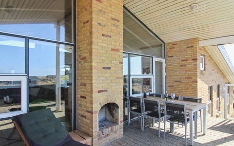 Judeth - 300M from the Sea: Mueble, Diseño De Interiores, Silla, Piso, Mesa, Recurso, Suelo, Techo, Habitación, Eco Hotel