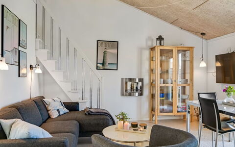 Brod - 150M from the Sea: Mueble, Diseño De Interiores, Pared, Sofá, Piso, Madera, Techo, Sala, Suelo, Lámpara