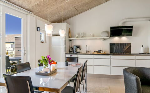 Brod - 150M from the Sea: Mueble, Cocina, Diseño De Interiores, Mostrador, Piso, Techo, Lámpara, Aparato De Cocina, Cocina Y Comedor Mesa, Silla