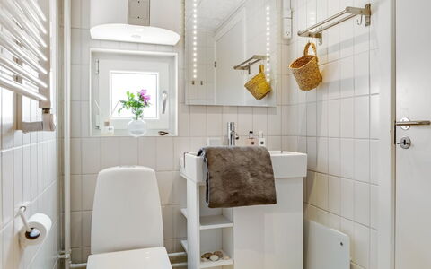 Brod - 150M from the Sea: Diseño De Interiores, Pared, Arreglo De Tubería, Piso, Baño, Baño, Suelo, Asiento Del Baño, Lavabo, Habitación