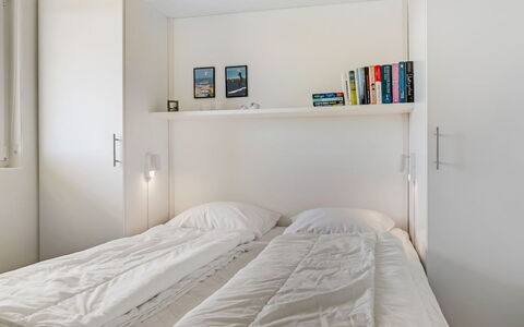 Brod - 150M from the Sea: Cama, Mueble, Habitación, Pared, Diseño De Interiores, Suelo, Madera, Sábana, Piso, Lecho