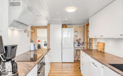 Doritea - 50M from the Sea: Cocina, Madera, Aparato De Cocina, Piso, Techo, Electrodoméstico, Diseño De Interiores, Mostrador, Suelos De Madera, Suelo