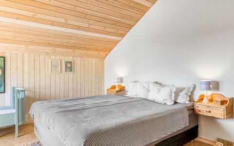 Doritea - 50M from the Sea: Diseño De Interiores, Piso, Suelo, Habitación, Madera, Mueble, Cama, Techo, Habitación, Suelos De Madera