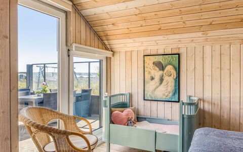 Doritea - 50M from the Sea: Madera, Piso, Diseño De Interiores, Mueble, Suelo, Habitación, Casa, Techo, Cama, Linos