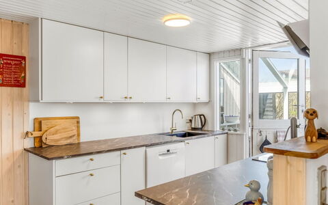 Doritea - 50M from the Sea: Madera, Piso, Cocina, Mostrador, Electrodoméstico, Aparato De Cocina, Diseño De Interiores, Techo, Gabinetes, Suelo